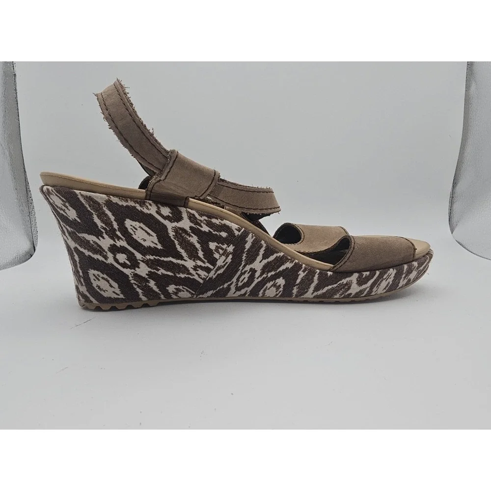 Crocs Women's. Wedge Sandals with Geographic Design Size 9‎
